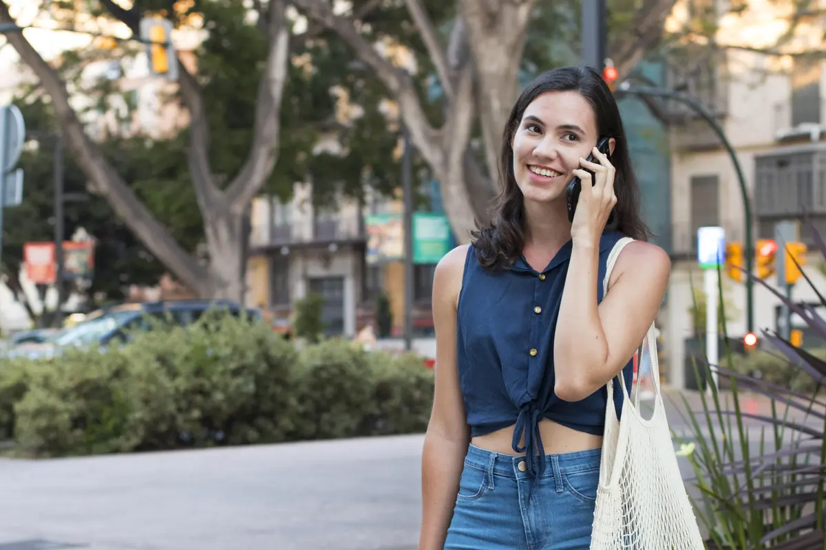 wanita agustus belanja