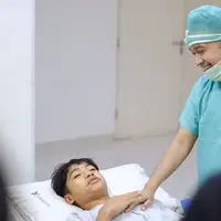 Momen Betrand Peto dirawat sebelum hingga sesudah disunat. (Sumber: Instagram/@ruben_onsu)