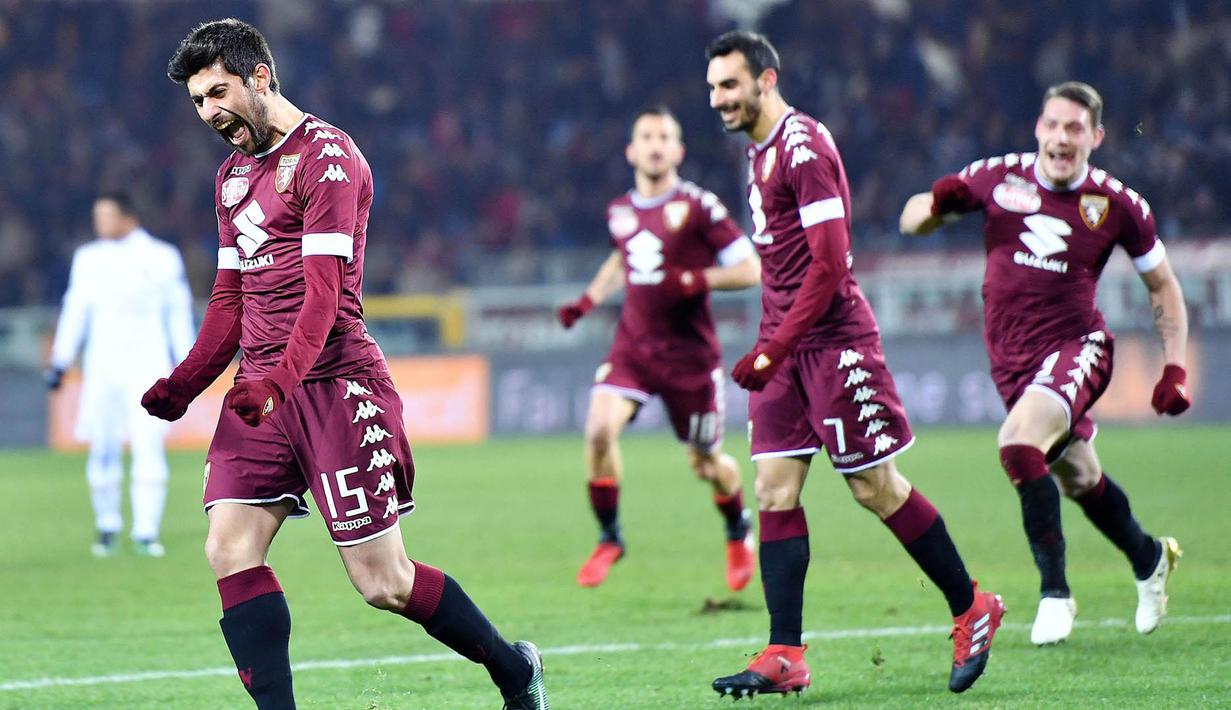 Gelandang Torino, Marco Benassi, merayakan gol yang dicetaknya ke gawang AC Milan. Torino sempat unggul 2-0 melalui gol Andrea Belotti dan Benassi yang keduanya terjadi pada babak pertama. (EPA/Alessandro Di Marco)