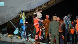 Lebih dari 30 anak-anak Palestina didampingi oleh keluarganya dengan jumlah total hampir 120 orang tiba di Bandara Ciampino, Roma, Italia pada 14 Agustus 2025. (Andreas SOLARO/AFP)