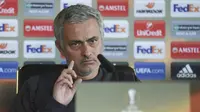 Jose Mourinho tak ingin membeda-bedakan status kiper MU di Liga Europa. (AFP / PAUL ELLIS)