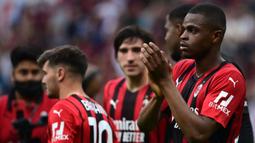 Pierre Kalulu (kanan) berkembang pesat pada musim ini sebagai bek tengah AC Milan. Duetnya bersama Fikayo Tomori selalu menjadi ganjalan serius bagi penyerang-penyerang lawan. Berkat penampilan apiknya, Kalulu kini mengalami kenaikan harga pasar sebesar 7 juta euro, atau kini menjadi 17 juta euro. (AFP/Miguel Medina)