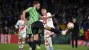 Bek Real Betis, German Pezzella (kiri) berebut bola dengan penyerang Rayo Vallecano, Sergi Guardiola pada semifinal Copa del Rey di Stadion Benito Villamarin, Spanyol (4/3/2022). Hasil imbang itu membuat Real Betis lolos ke babak final dengan agregat kemenangan 3-2. (AFP/Cristina Quicler)