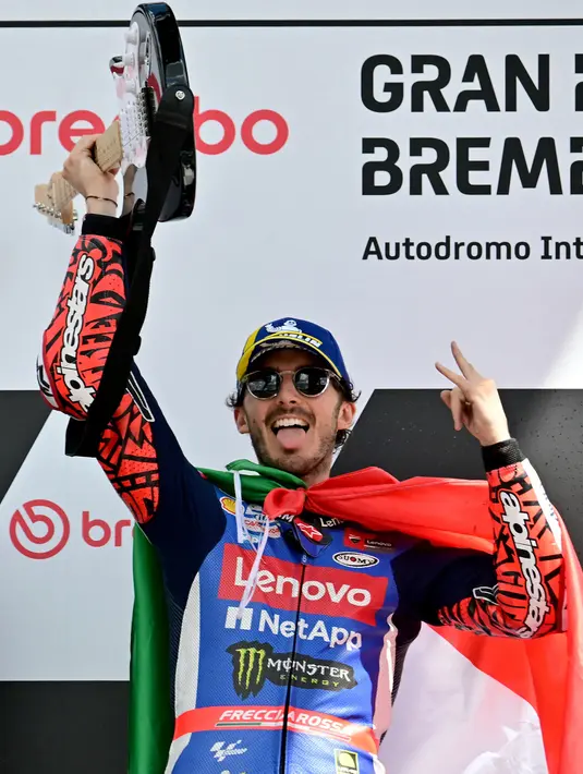 Begitu balapan dimulai, Francesco Bagnaia langung tancap gas dan berhasil tampil terdepan usai melewati tikungan pertama. (Marco BERTORELLO/AFP)