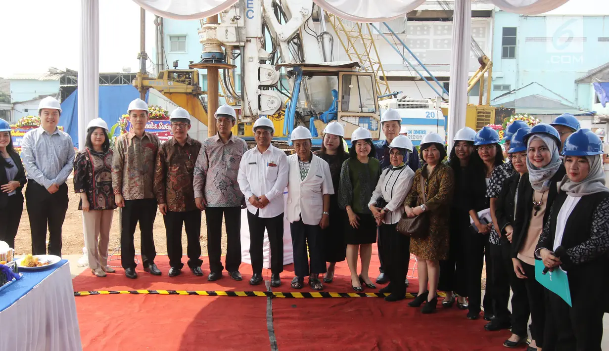 Jajaran direksi Elang Mahkota Teknologi (EMTEK) dan RS EMC Tangerang berfoto bersama ketika groundbreaking gedung baru RS EMC Tangerang, Banten, Rabu (4/7). Pembangunan dilakukan di atas lahan sekitar 3.000 meter persegi. (Liputan6.com/Arya Manggala)