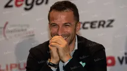 Meski seharusnya bergabung dengan tim Calcio Legend, namun Alessandro Del Piero batal tampil karena harus kembali ke Italia. (Bola.com/Vitalis Yogi Trisna)