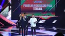 Di atas panggung saat menerima piala, Gading mengatakan bahwa dirinya sangat gemetaran karena bisa mengalahkan aktor ternama seperti Reza Rahadian.  (Adrian Putra/Bintang.com)