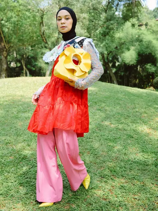 Cantiknya Tantri Namirah memadukan warna merah, pink, dan kuning dalam outfitnya. Tantri memadukan inner lace yang cantik dengan dress lace merah yang ia tambahkan collar two-tone, kemudian dipadukan lagi dengan celana pink, heels boots kuning yang serasi dengan tasnya. [Foto: Instagram/tantrinamirah]