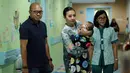 Setelah selesai menjalani operasi kedua matanya, Ibran juga harus bolak-balik menjalani perawatan. Bahakan, Anak berusia lima bulan itu sempat terkena penyakit diare, infeksi saluran kemih, dan sariawan. (Deki Prayoga/Bintang.com)