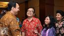 Gubernur  Basuki T Purnama berbincang dengan para tunanetra sebelum menonton film Jingga di Djakarta Theatre, Jakarta, Jumat (4/3). Film Jingga ini berkisah tentang kehidupan remaja tunanetra. (Liputan6.com/Herman Zakharia)