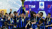 Momen Inter Milan angkat trofi juara Liga Italia 2023/2024. (Marco BERTORELLO / AFP)