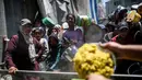 Perserikatan Bangsa Bangsa (PBB), pada Rabu (6/5/2026), memperingatkan bahwa kelaparan masih meluas di seluruh wilayah Gaza. Tampak dalam foto, warga menunggu untuk menerima makanan hangat di kamp pengungsi Palestina, Nuseirat, Jalur Gaza Tengah pada Kamis 7 Mei 2026. (Eyad Baba/AFP)