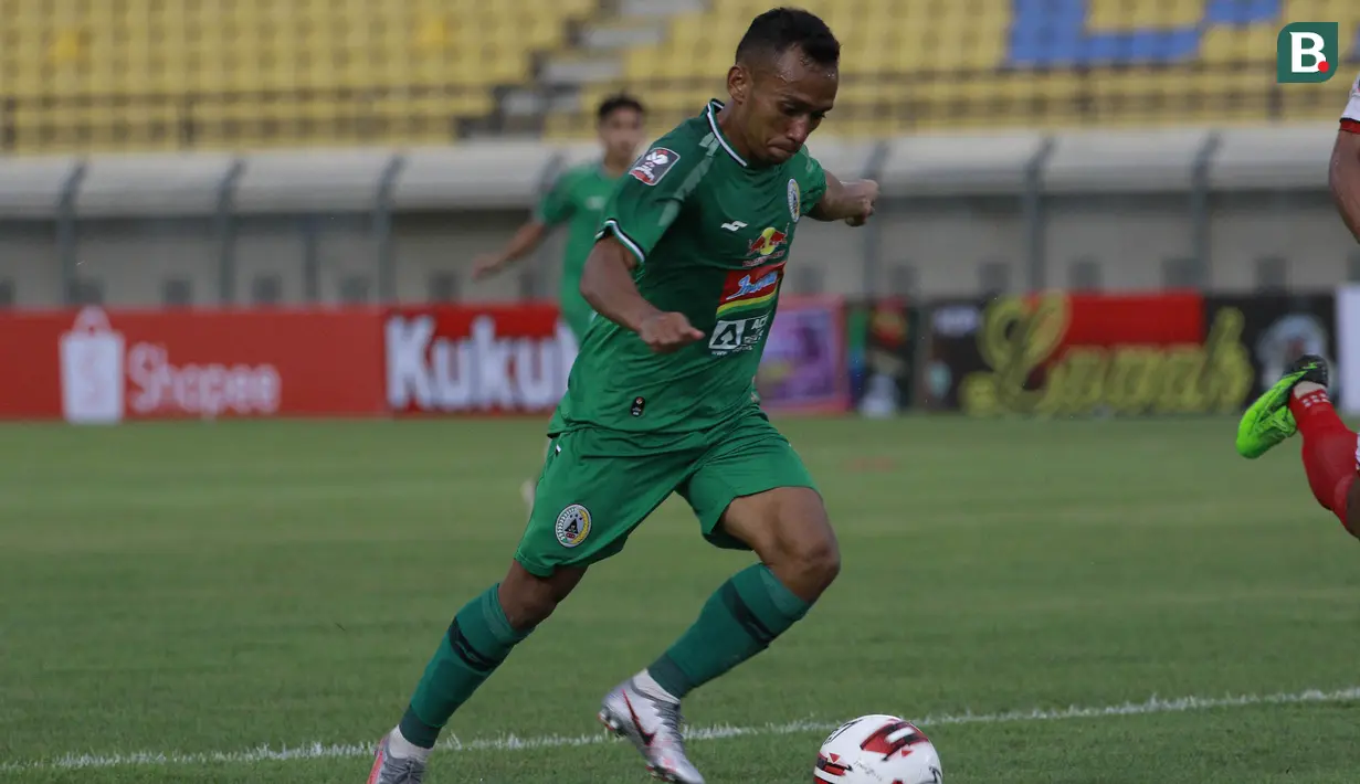 Irfan Jaya. Striker PSS Sleman ini melakukan aksinya saat menghadapi Madura United di Stadion Si Jalak Harupat, Bandung (23/3/2021). Ia melepaskan tembakan dari sisi kanan pertahanan Madura United. (Bola.com/M Iqbal Ichsan)
