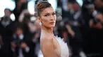 Model AS Bella Hadid berpose ketika ia tiba menghadiri pemutaran film "Rocketman" di Festival Film Cannes edisi ke-72 di Cannes, Prancis (16/5/2019). Bella Hadid tampil cantik mengenakan gaun tulle semi-tipis putih yang memukau oleh Dior Haute Couture. (AFP Photo/Loic Venance)