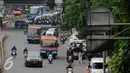 Angkutan umum melintas di Jalan Mampang Prapatan Raya, Jakarta, Kamis (6/10). Pemprov DKI Jakarta akan segera mengganti angkutan umum reguler seperti Kopami, Kopaja, Koantas Bima dan Metromini dengan bus tipe lower deck. (Liputan6.com/Helmi Fithriansyah)