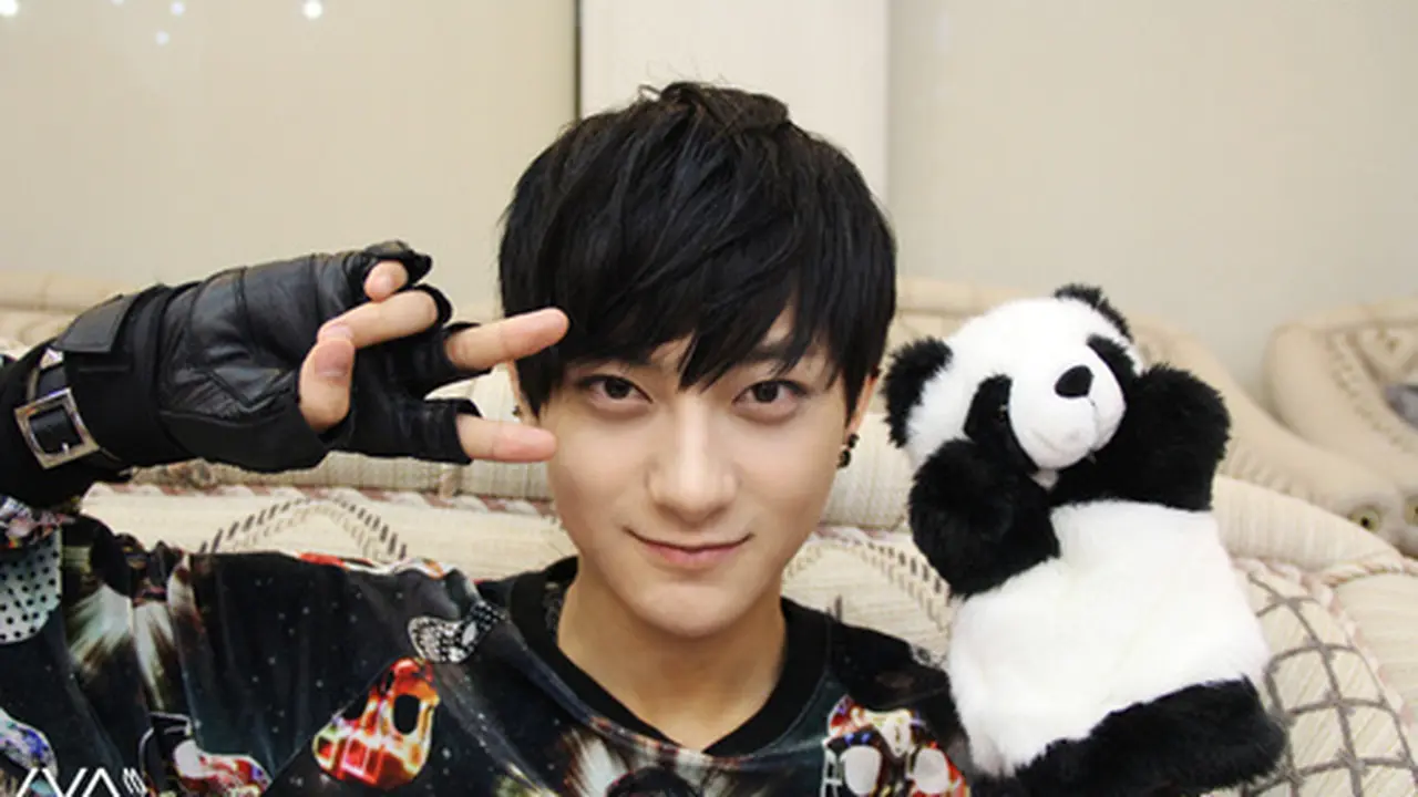 Kurang Komunikasi, Tao EXO Minta Maaf