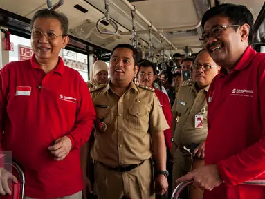 (ka-ki) Plt Gubernur DKI Jakarta Djarot Saiful Hidayat didampingi Walikota Tangerang Arief Rachadiono Wismansyah dan Dirut TransJakarta Budi Kaliwono saat meninjau ujicoba Koridor 13 Transjakarta di Jakarta, Senin (15/5). (Liputan6.com/Gempur M. Surya)