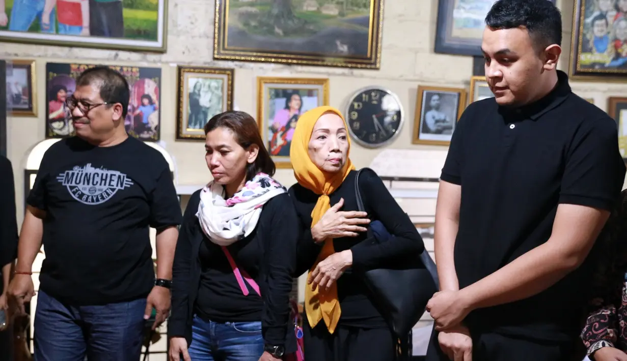 "Saya tidak begitu dekat dengan beliau secara personal, tapi karya-karya beliau pasti lah menjadi bagian dari seluruh orang Indonesia, gak ada yang gak tahu," kata Tulus di rumah duka Yon Koeswoyo, Jumat (5/1/2018). (Adrian Putra/Bintang.com)