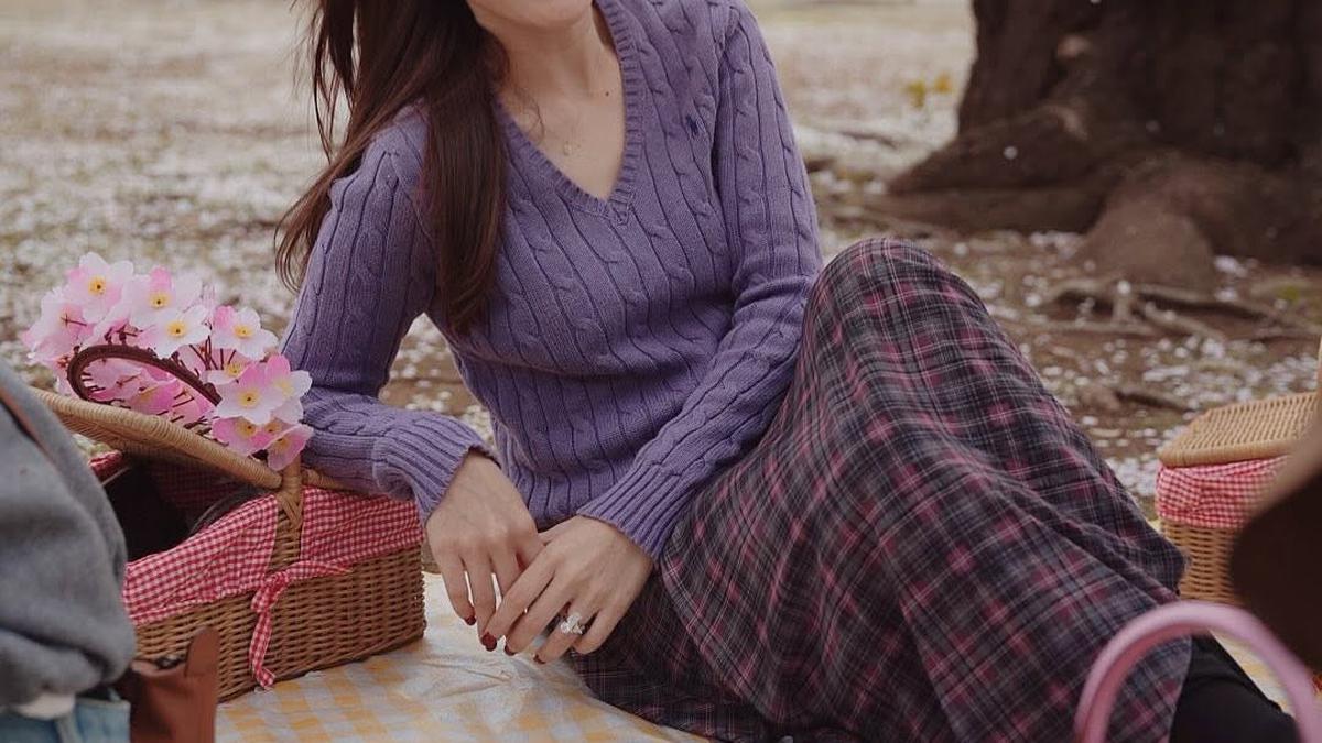 Potret Cantik Ayu Ting-Ting Piknik di Jepang, Tampil Feminin dengan Tartan Skirt yang Disebut Mirip Song Hye Kyo