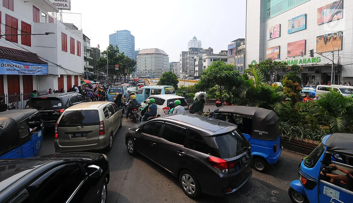 Sejumlah mobil terjebak kemacetan di kawasan Tanah Abang, Jakarta, Minggu (26/5/2019). Banyaknya masyarakat yang berbelanja di pasar tanah abang membuat arus lalu lintas di kawasan tersebut padat. (Liputan6.com/Angga Yuniar)