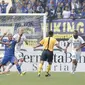 Gelandang Persib, Raphael Maitimo, melakukan protes ke wasit saat melawan Bali United pada laga Liga 1 Indonesia di Stadion Si Jalak Harupat, Bandung, Kamis, (21/9/2017). Kedua klub bermain imbang 0-0. (Bola.com/M Iqbal Ichsan)