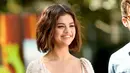 Aktris Selena Gomez tersenyum saat mempromosikan film terbarunya "Hotel Transylvania 3: Summer Vacation" di Sony Pictures Studios di Culver City, California (11/4). Selena Gomez tampil cantik dengan gaun berwarna krem. (Matt Winkelmeyer/Getty Images/AFP)