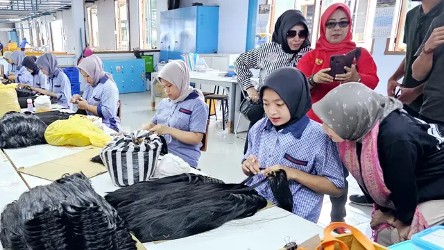 Istri calon presiden (capres) nomor urut tiga Ganjar Pranowo, Siti Atikoh Supriyanti saat mengunjungi pabrik wig di Purbalingga, Jawa Tengah, Jumat (29/12/2023).