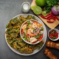 Makanan Indonesia dikenal kaya rasa berkat beragam rempah seperti kunyit, jahe, dan lengkuas. (foto/dok: freepik/jcomp)