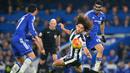  Fabricio Coloccini (tenah)  menghalau bola dari kejaran pemain Chelsea Diego Costa  dan  Pedro (kiri) pada Lanjutan Liga Inggris pekan ke-26 di Stadion Stamford Bridge, London, MInggu (14/2/2016) dini hari WIB. (AFP/Glyn Kirk)