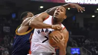 Pemain Toronto Raptors, Kyle Lowry #7 berusaha mengamankan bola rebound dari kejaran pemain Cleveland Cavaliers, Tristan Thompson #13 pada laga NBA di Air Canada Centre, (6/12/2016). (Reuters/Dan Hamilton-USA TODAY Sports)