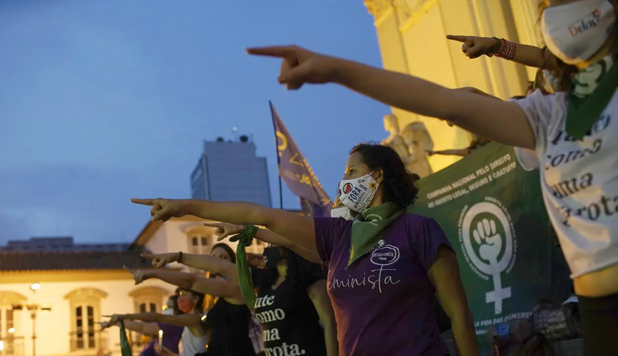 Pengunjuk rasa hak-hak aborsi meneriakkan slogan-slogan selama demonstrasi yang menandai Hari Dekriminalisasi Aborsi di Amerika Latin dan Karibia di luar majelis legislatif negara bagian di Rio de Janeiro, Brasil, Senin (28/9/2020). (AP Photo/Silvia Izquierdo)