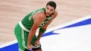Pebasket Miami Heat, Tyler Herro, melakukan selebrasi usai menaklukkan Boston Celticspada gim keempat final NBA Wilayah Timur di AdventHealth Arena, Kamis (24/9/2020). Miami Heat menang dengan skor 109-112. (AP/Mark J. Terrill)