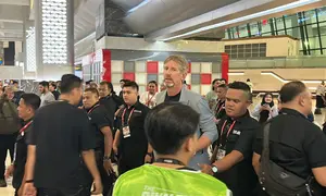 Disambut Fans, kiper legendaris MU, Edwin Van De Sar, disambut para penggemarnya saat tiba di Indonesia, Kamis (8/10). (Liputan6.com/Pramita Tristriawati)