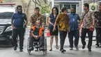 Tersangka mantan Gubernur Papua Lukas Enembe menaiki kursi roda saat akan menjalani pemeriksaan di Gedung Komisi Pemberantasan Korupsi (KPK) Merah Putih, Rasuna Said, Jakarta, Selasa (19/9/2023). (Liputan6.com/Faizal Fanani)