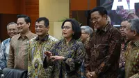 Menteri Keuangan Sri Mulyani didampingi Direktur Jenderal Bea Cukai yang baru  Djaka Budi Utama (ketiga kiri) dan Direktur Jenderal Pajak yang baru Bimo Wijayanto (kedua kanan) saat konpers APBN Kita Edisi Mei di Kementerian Keuangan, Jakarta, Jumat (23/5/2025). (merdeka.com/Arie Basuki)