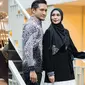 Arie Untung dan Fenita Arie pakai baju couple. (Instagram/@fenitarie/@ariekuntung)