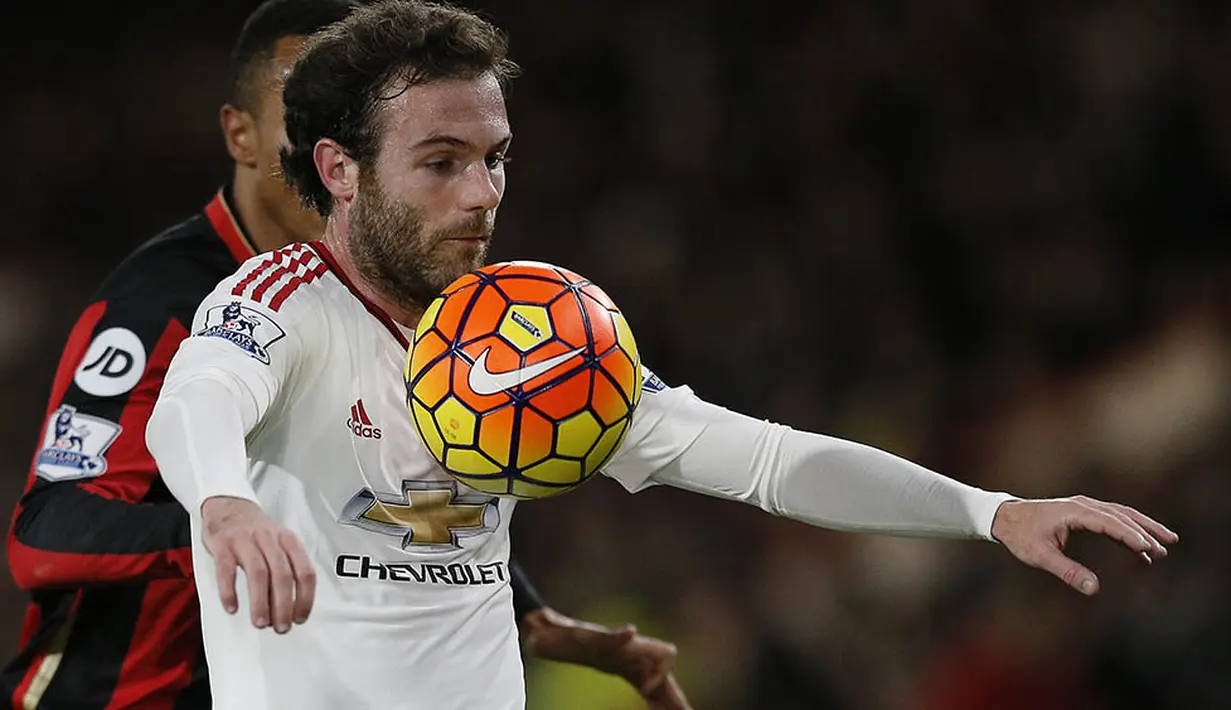 Pemain MU, Juan Mata, mengontrol bola saat laga melawan Bournemouth pada Liga Premier Inggris di Stadion Vitality, Inggris, Sabtu (12/12/2015). (AFP/Adrian Dennis)