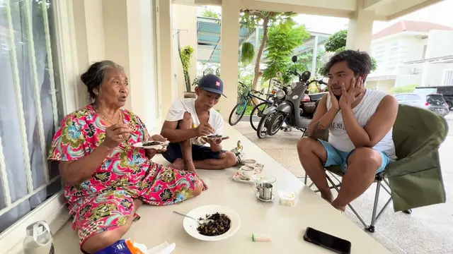 Rumah masa kecil ibu Dodit yang sederhana.