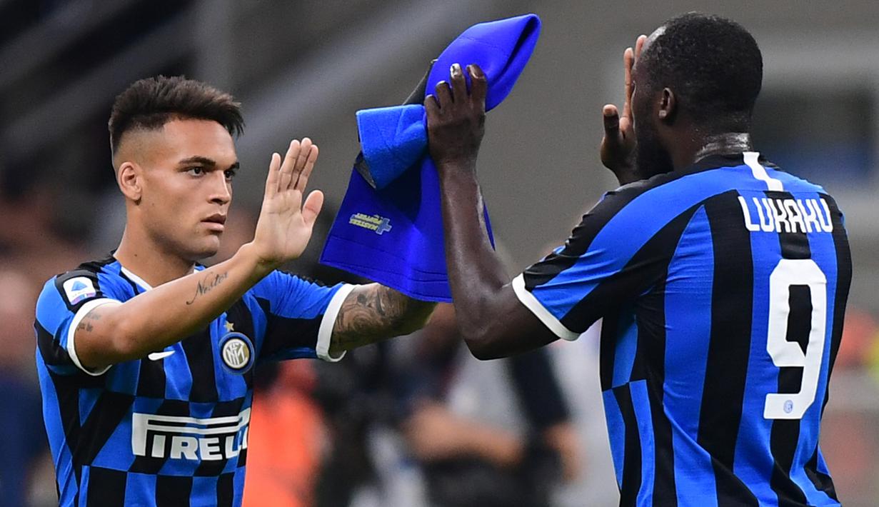 Striker Inter Milan, Lautaro Martinez, masuk menggantikan Romelu Lukaku saat melawan Udinese pada laga Serie A 2019/20 di Stadion San Siro, Milan, Sabtu (14/9). Inter menang 1-0 atas Udinese. (AFP/Miguel Medina)