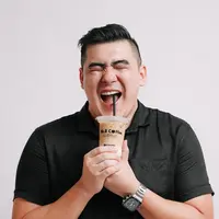 Tak ada yang mustahil saat berusaha, seperti Bernard Huang yang sukses dengan tiga dunia berbeda yang dijalaninya.