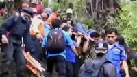 Tim SAR berhasil mengevakuasi pelajar yang jatuh dekat kawah Gunung Dempo, hingga larangan beroperasi truk pengangkut barang belum dipatuhi.