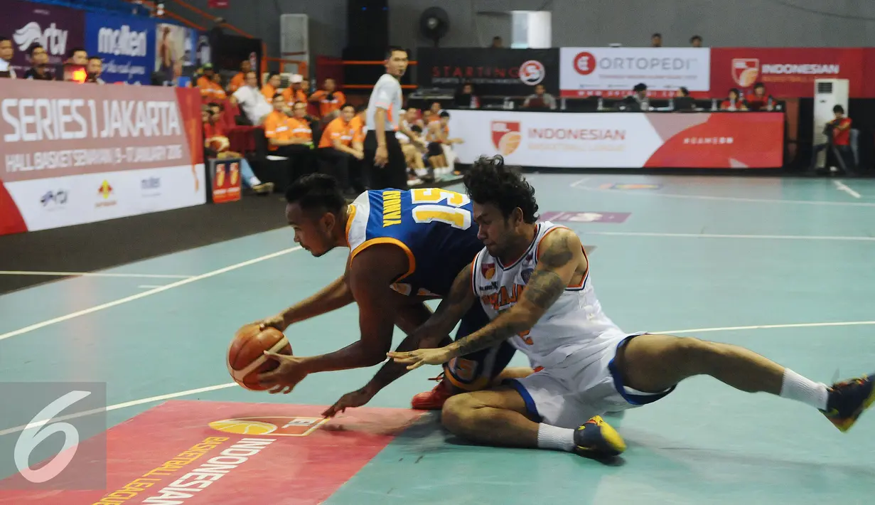 Pebasket Pelita Jaya, Yogi Dasilva Fransisco (kanan) bertabrakan dengan pemain Bimasakti, Priasmoro Yanuar Dwi saat laga Indonesia Basketball League 2015-2016 di Jakarta, Rabu (13/1/2016). Pelita Jaya unggul 86-36. (Liputan6.com/Helmi Fithriansyah)