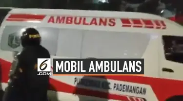 Sejumlah mobil ambulans diperiksa polisi di dekat gardu tol Pejompongan karena diduga bawa batu dan bensin. Peristiwa ini tampak dalam video tmcpoldametro yang diunggah dalam akun instagramnya.
