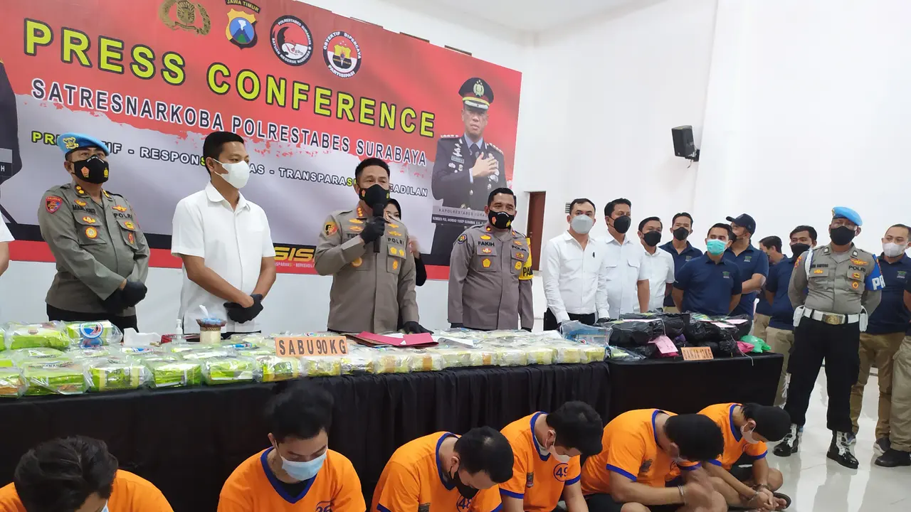 Para tersangka narkoba ditangkap Polrestabes Surabaya. (Dian Kurniawan/Liputan6.com)