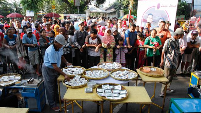 Unik, menyambut kegembiraan jelang pernikahan Kahiyang Ayu dan Bobby warga Solo bagi-bagi 1000 buah kue putu. (Foto: Liputan6/ Fajar Abrori)