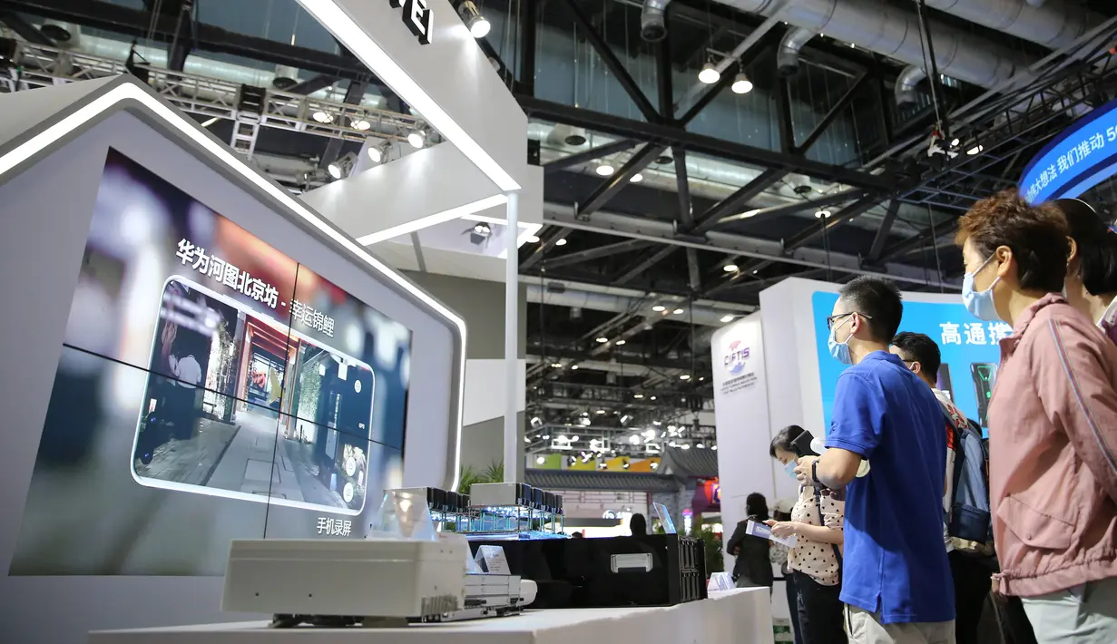 Orang-orang mengunjungi stan Huawei di area ekshibisi komprehensif Pameran Perdagangan Jasa Internasional China (China International Fair for Trade in Services/CIFTIS) 2020 di Beijing, ibu kota China, pada 8 September 2020. CIFTIS 2020 akan berakhir pada 9 September. (Xinhua/Pan Siwei)