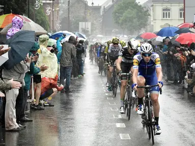 Para pebalap memacu sepedanya saat stage kedua balapan Tour de France di Leige, Belgia, Minggu (2/7/2017). Stage kedua menempuh kota Dusseldorf, Jerman hingga Leige, Belgia yang berjarak 203,5 kilometer. (AFP/Philippe Lopez) 