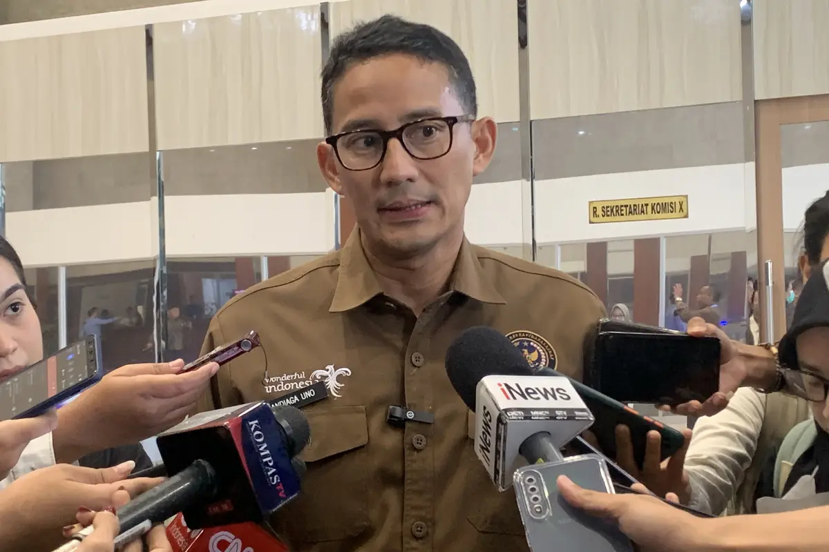 Menteri Pariwisata Sandiaga Salahudin Uno saat menghadiri rapat di Kompleks DPR/MPR, Senayan, Jakarta. (Liputan6.com/Delvira Hutabarat)