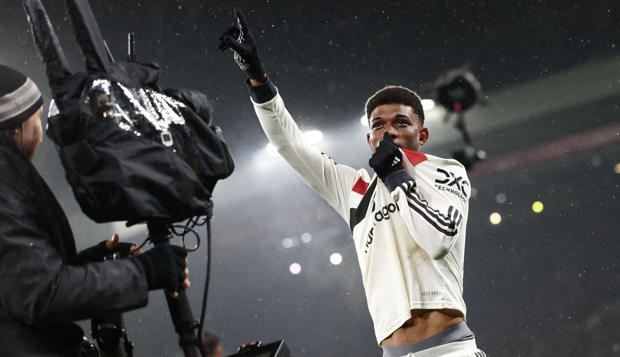 Pemain Manchester United, Amad Diallo melakukan selebrasi setelah mencetak gol ke gawang Liverpool pada laga lanjutan Liga Inggris 2024/2025 di Anfiled, Liverpool, Inggris, Minggu (05/01/2025). (AFP/Darren Staples)