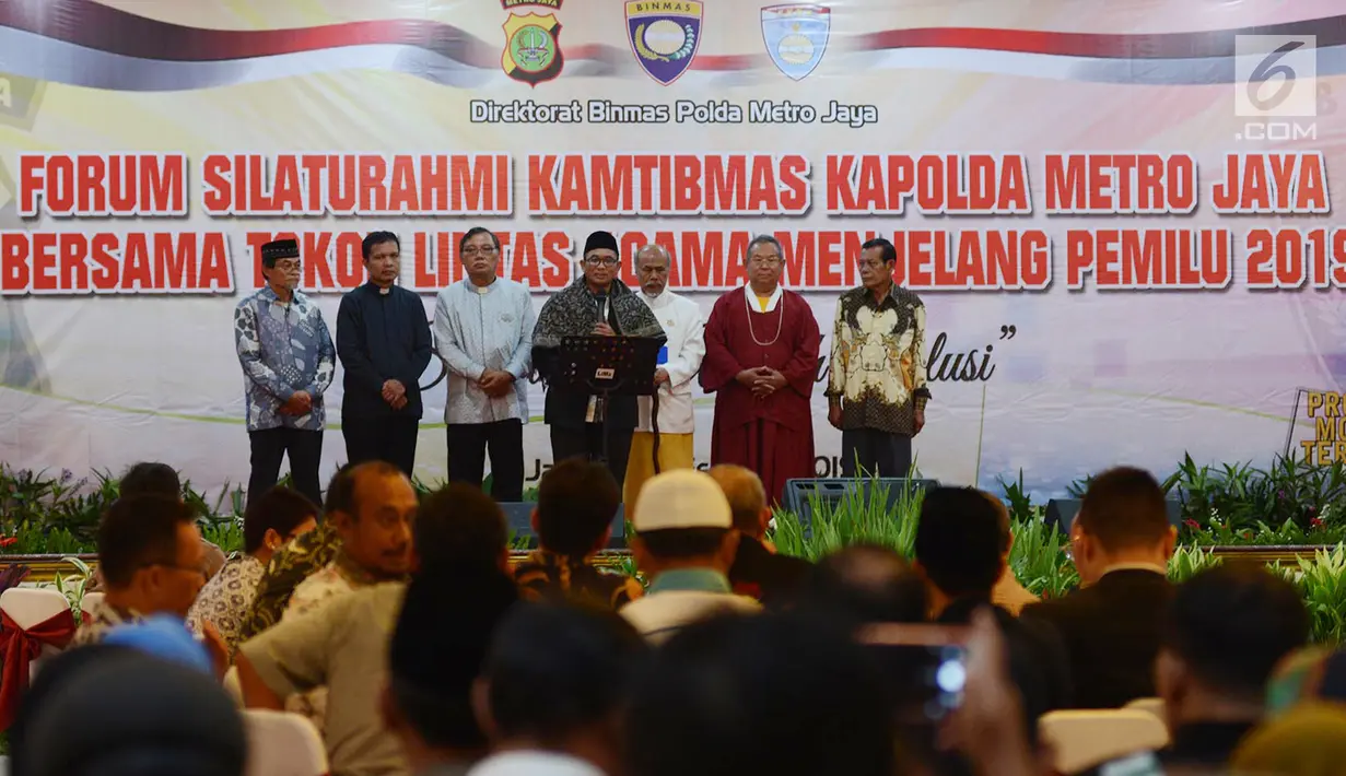Tokoh lintas agama membacakan ikrar Pemilu damai tanpa hoaks dalam silaturahmi Kamtibmas Kapolda Metro Jaya, Jakarta, Selasa (12/2). Menurut Wakapolda Brigjen Wahyu Hadiningrat, saat ini permasalahan kita adalah maraknya hoaks. (Merdeka.com/Imam Buhori)